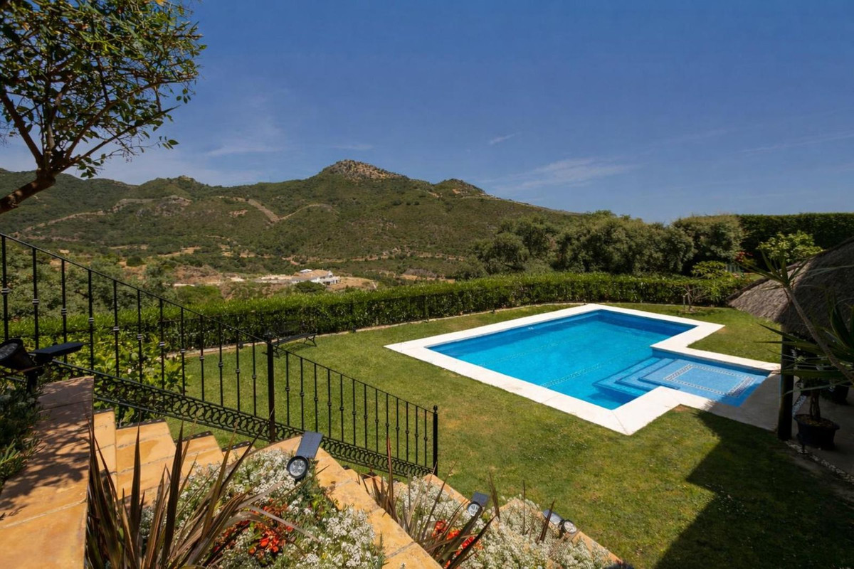 4 Bed Townhouse for sale in Benahavís Costa Del Sol, Málaga, Spain