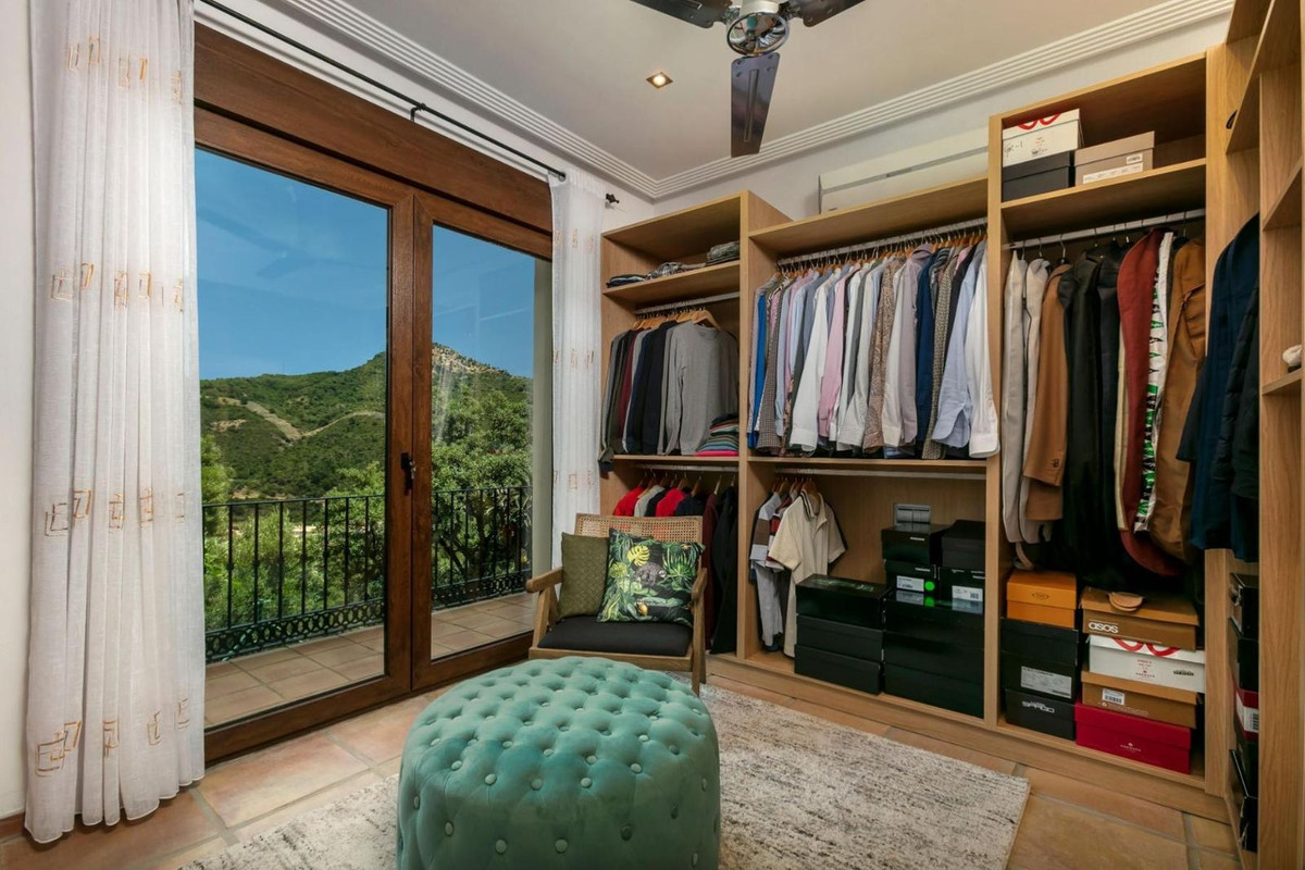 4 Bed Townhouse for sale in Benahavís Costa Del Sol, Málaga, Spain