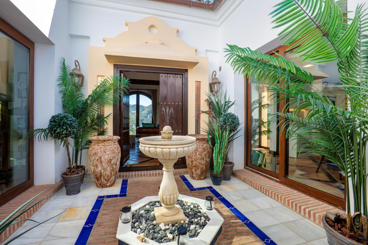 4 Bed Townhouse for sale in Benahavís Costa Del Sol, Málaga, Spain