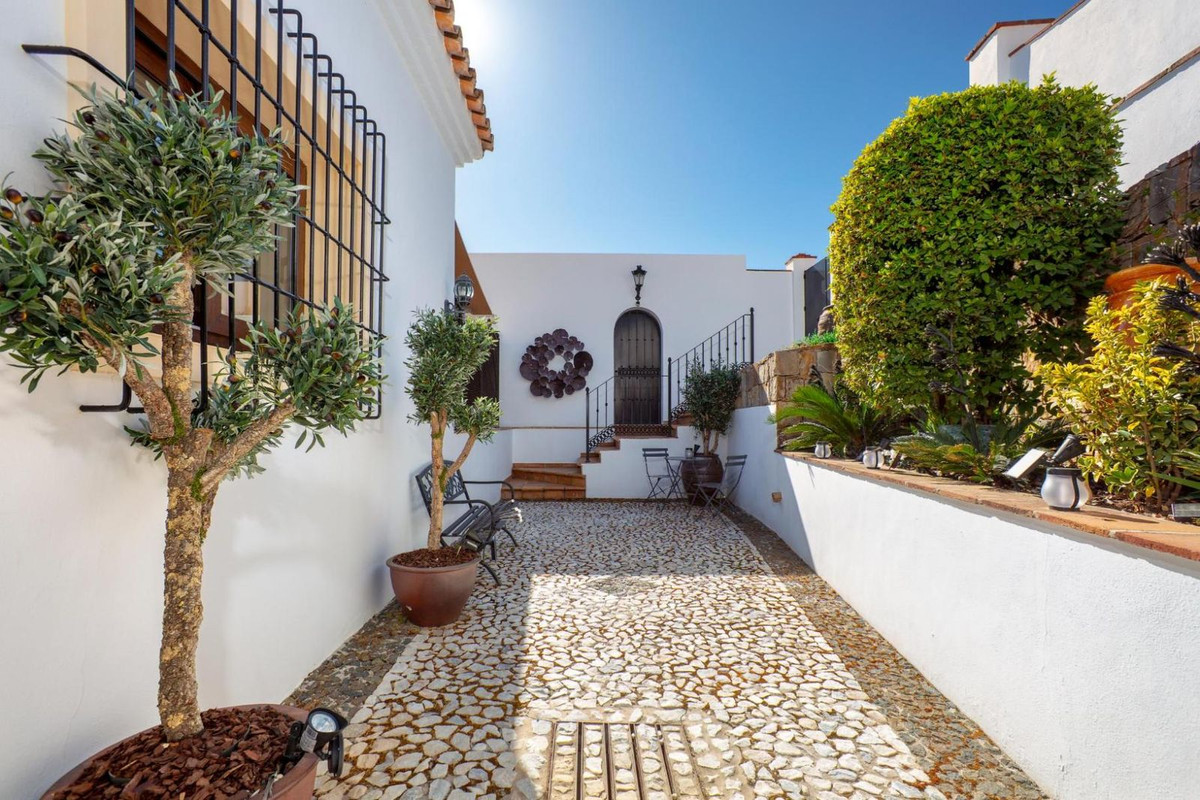4 Bed Townhouse for sale in Benahavís Costa Del Sol, Málaga, Spain