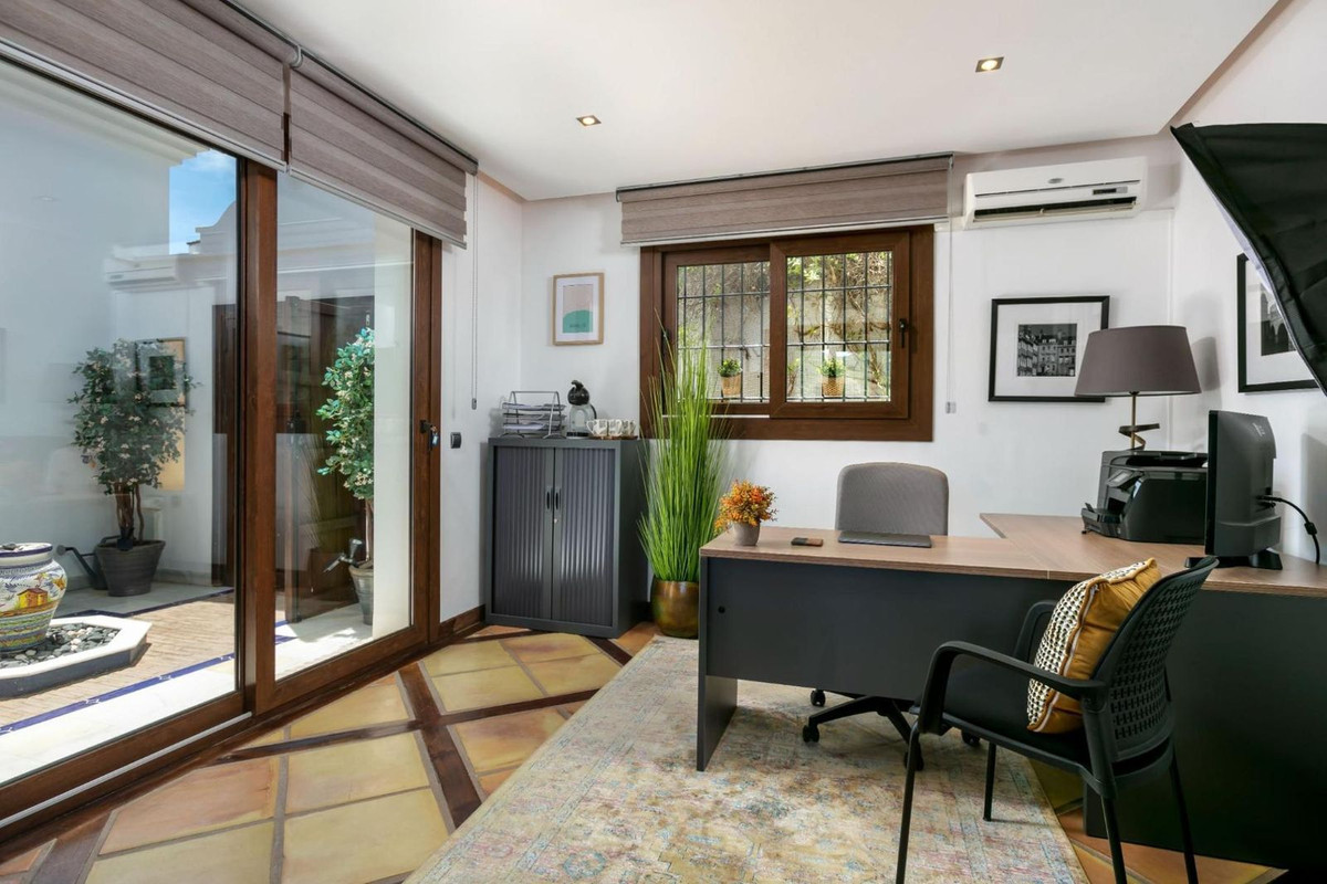 4 Bed Townhouse for sale in Benahavís Costa Del Sol, Málaga, Spain