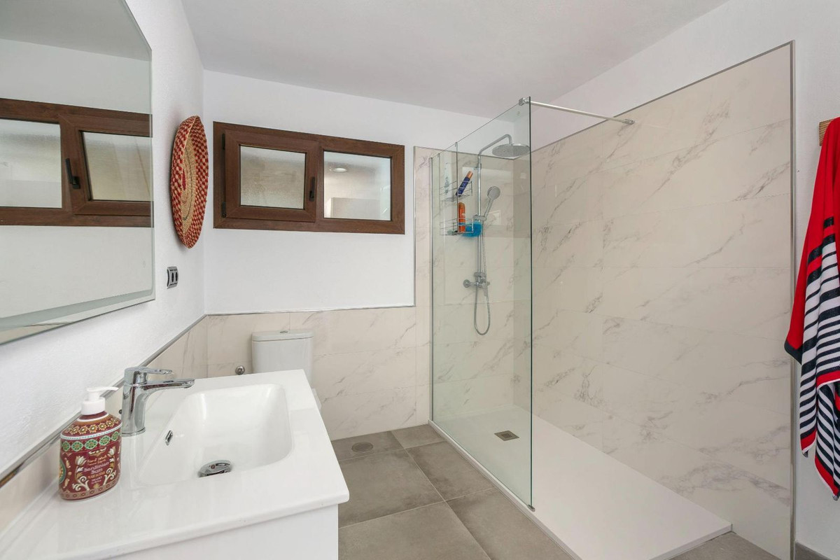4 Bed Townhouse for sale in Benahavís Costa Del Sol, Málaga, Spain