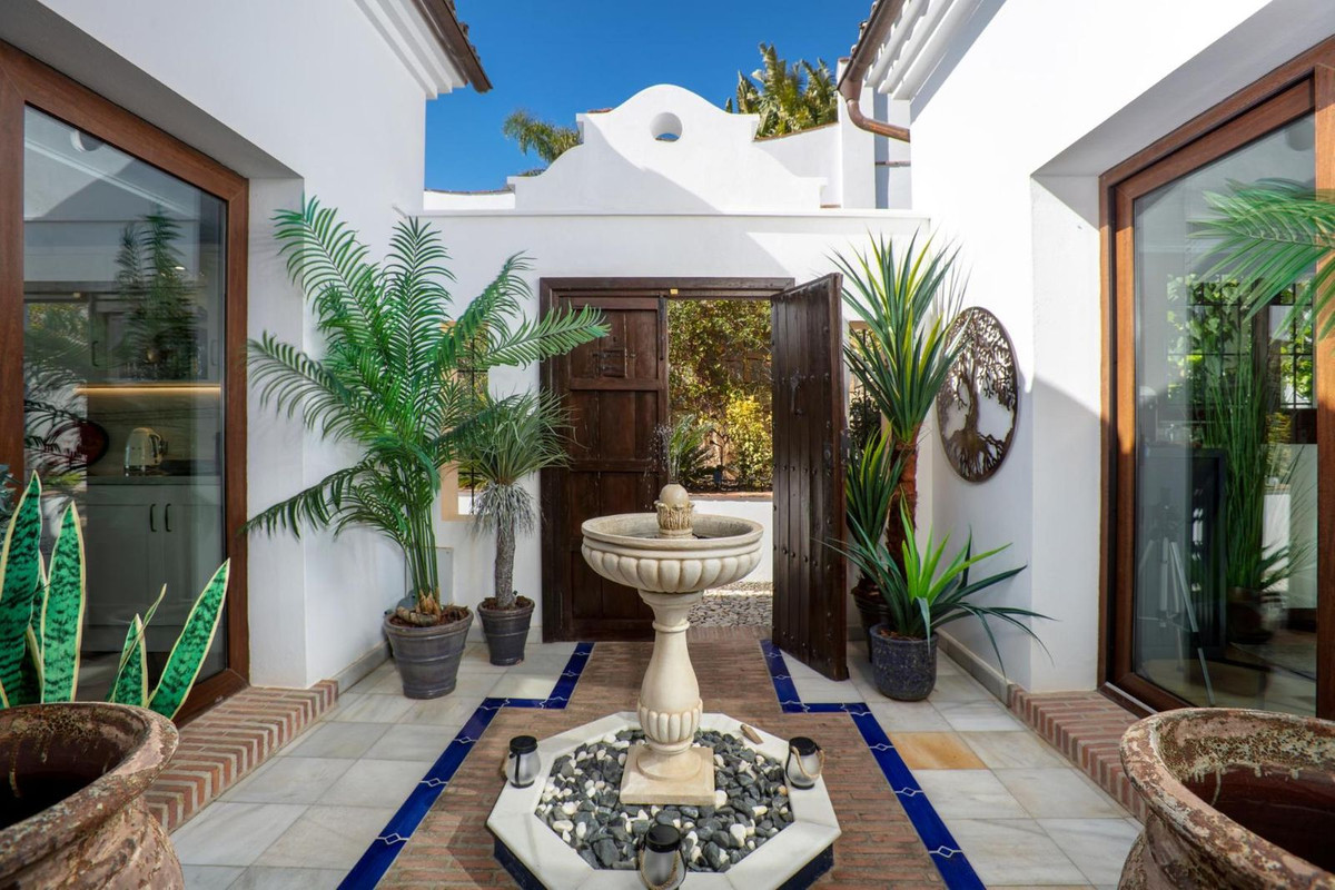 4 Bed Townhouse for sale in Benahavís Costa Del Sol, Málaga, Spain