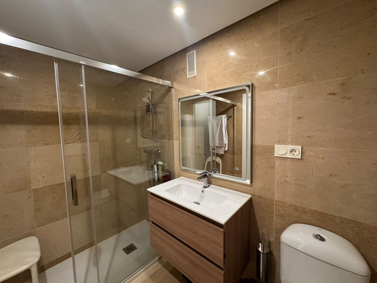 Se vende Apartamento Planta Media de 2 dormitorios en Costa Del Sol, Málaga, España