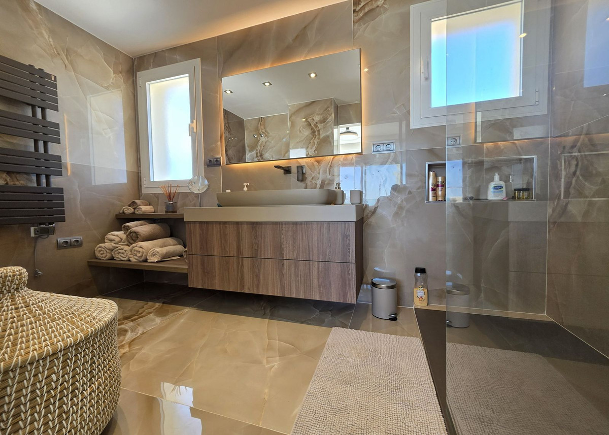 2 Bed Apartment for sale in Cerros Del Aguila Costa Del Sol, Málaga, Spain