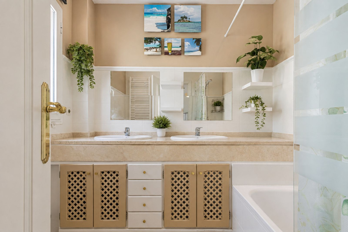 3 Bed Townhouse for sale in La Alcaidesa Costa Del Sol, Cádiz, Spain
