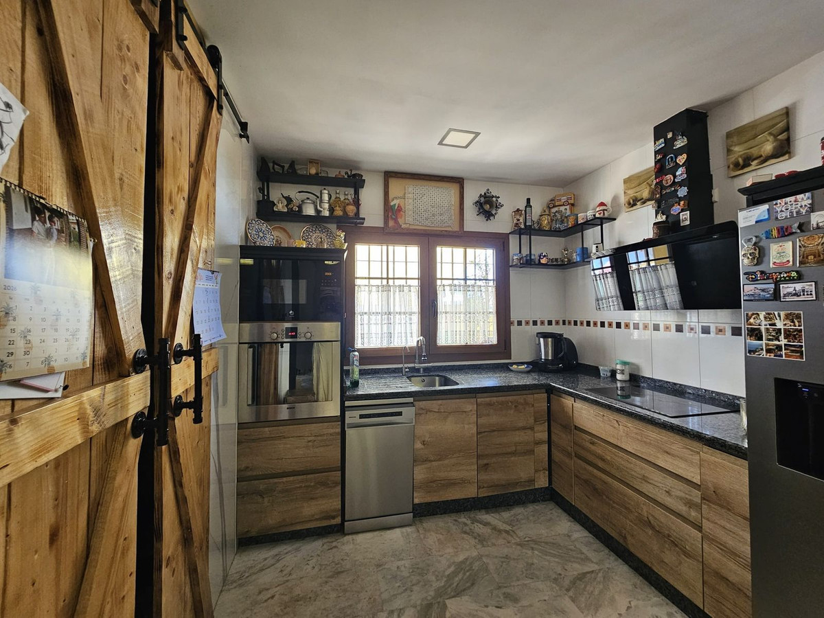 5 Bed Townhouse for sale in Los Pacos Costa Del Sol, Málaga, Spain