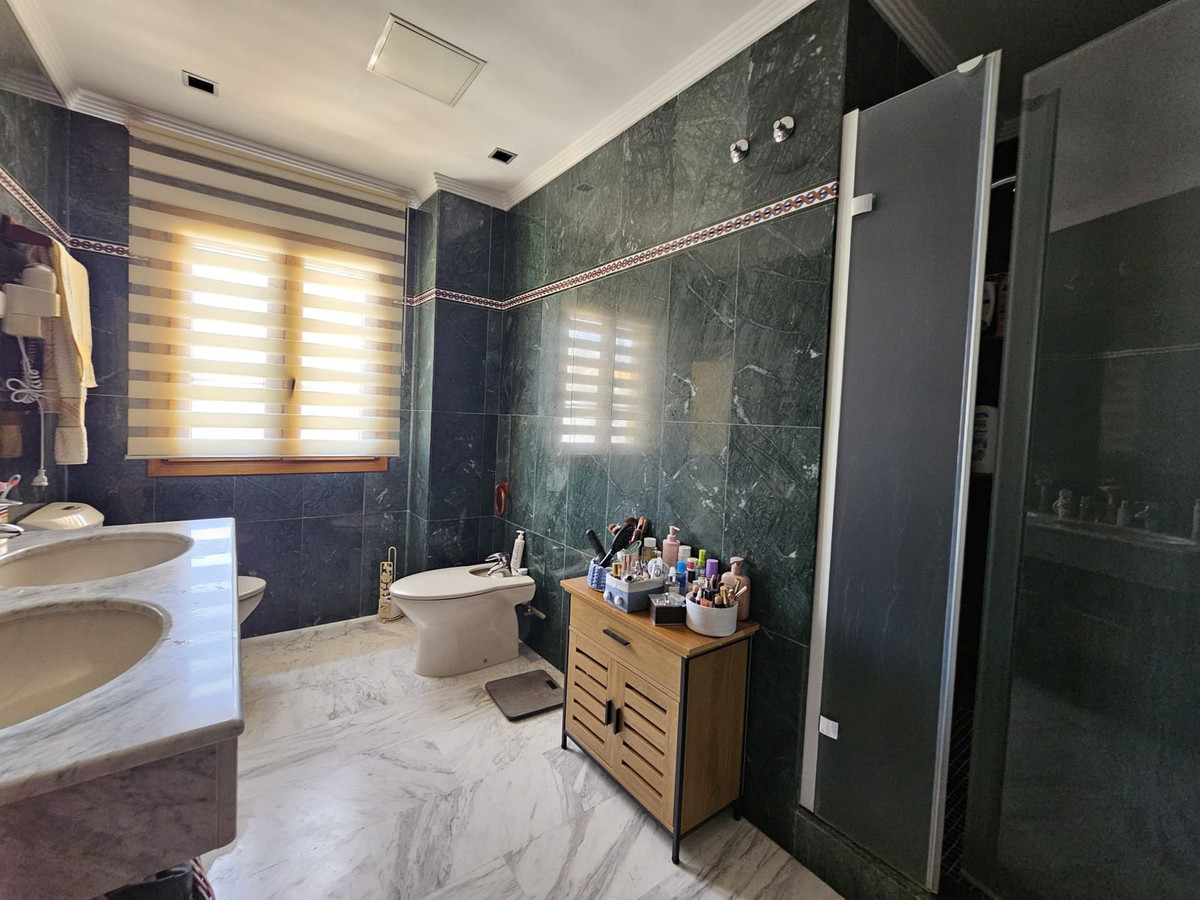 5 Bed Townhouse for sale in Los Pacos Costa Del Sol, Málaga, Spain