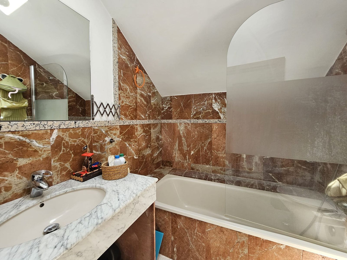 5 Bed Townhouse for sale in Los Pacos Costa Del Sol, Málaga, Spain
