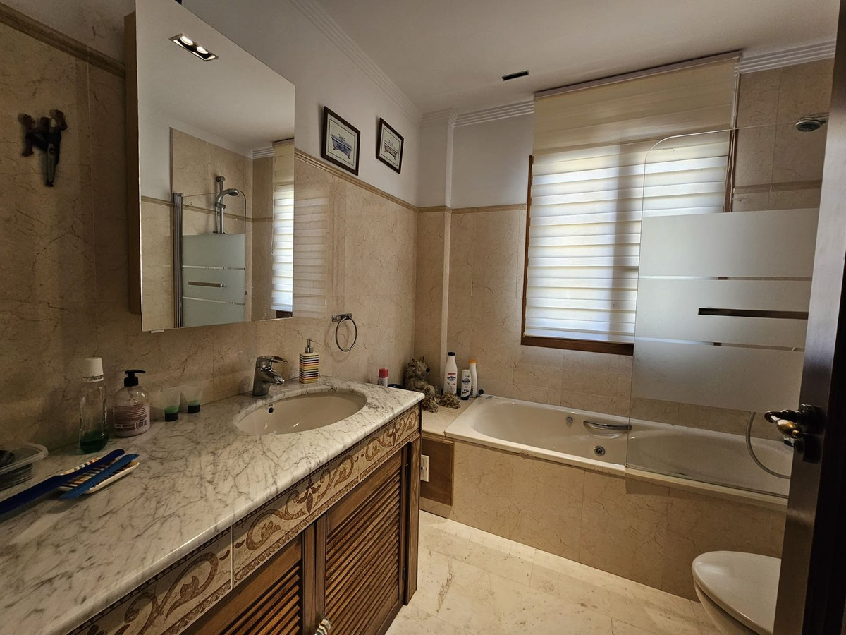 5 Bed Townhouse for sale in Los Pacos Costa Del Sol, Málaga, Spain