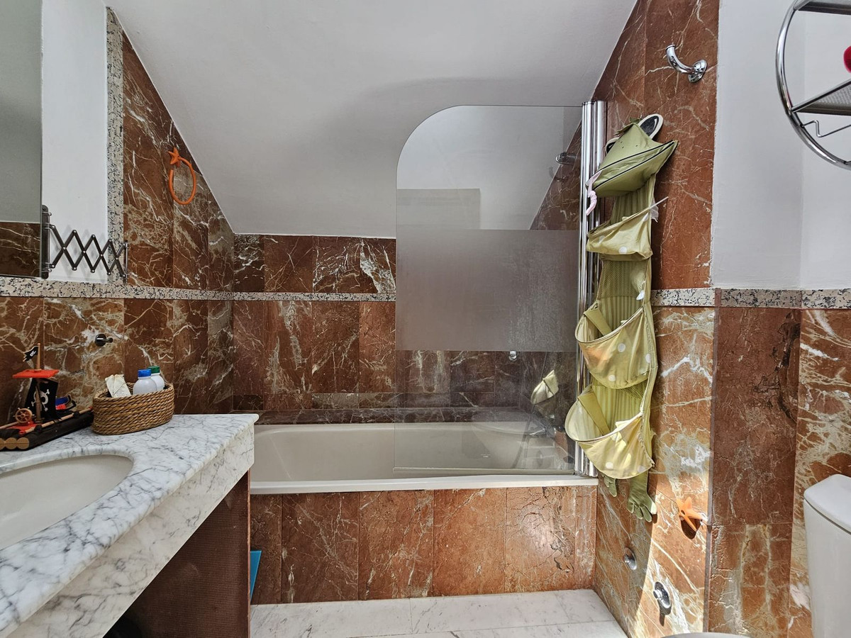 5 Bed Townhouse for sale in Los Pacos Costa Del Sol, Málaga, Spain