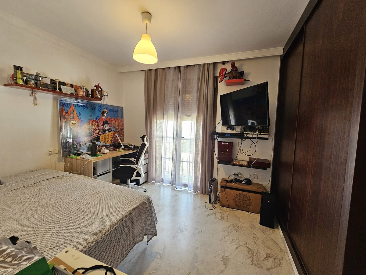5 Bed Townhouse for sale in Los Pacos Costa Del Sol, Málaga, Spain