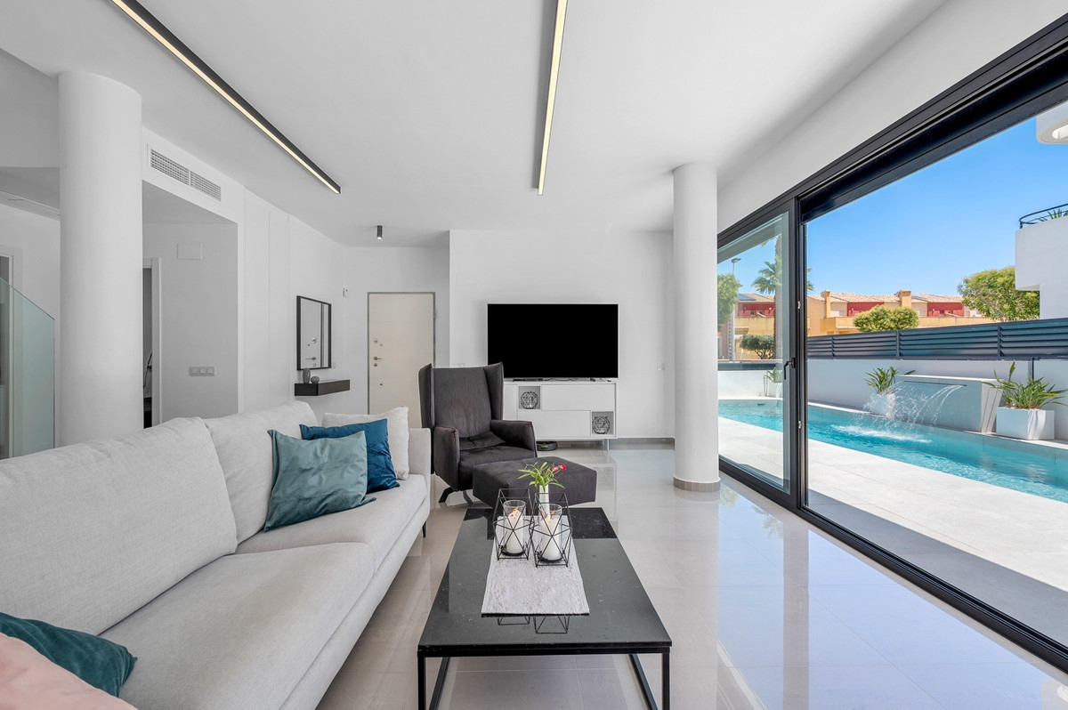 Se vende Villa - Chalet de 4 dormitorios en Costa Blanca, Alicante, España