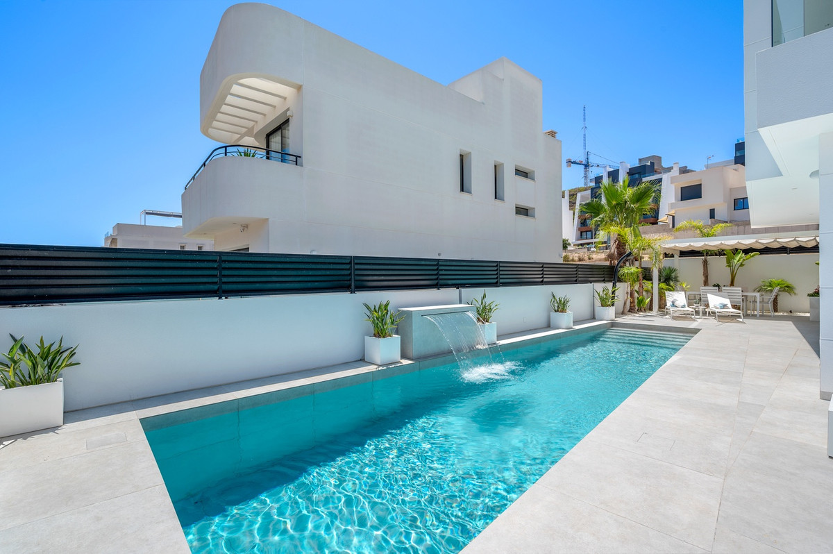 Se vende Villa - Chalet de 4 dormitorios en Costa Blanca, Alicante, España