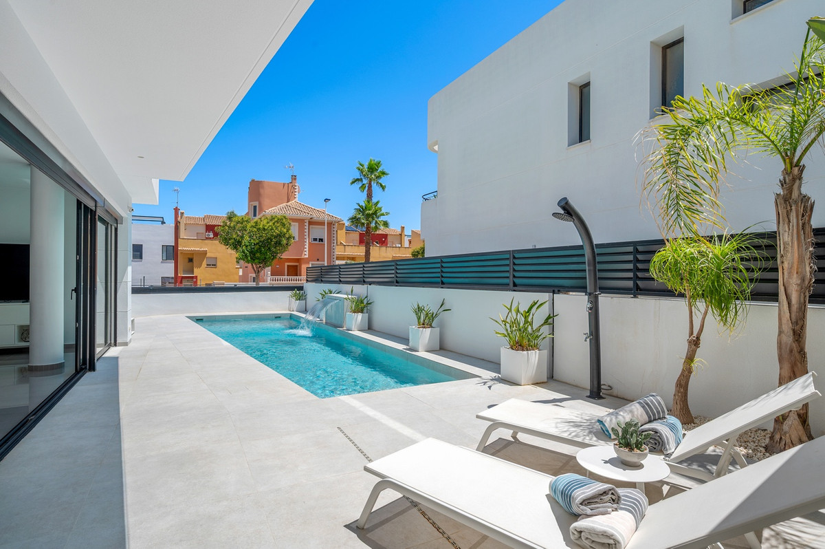 Se vende Villa - Chalet de 4 dormitorios en Costa Blanca, Alicante, España
