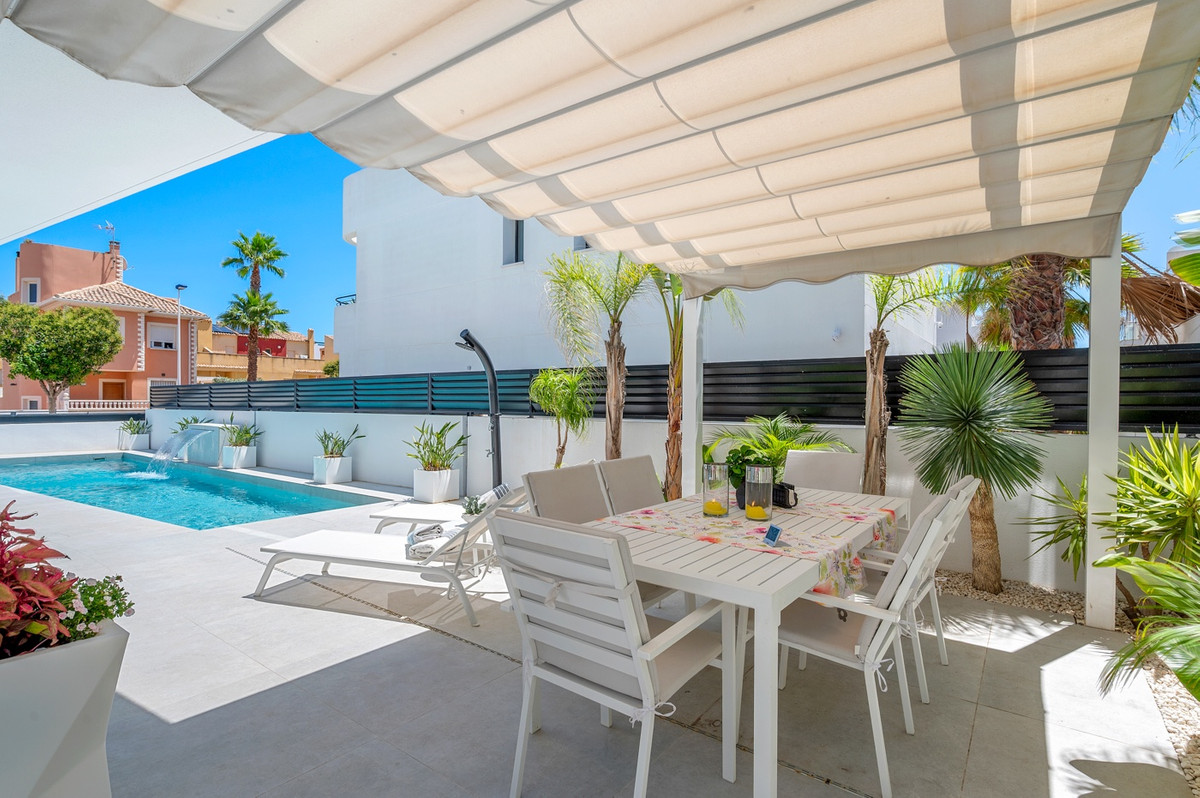 Se vende Villa - Chalet de 4 dormitorios en Costa Blanca, Alicante, España