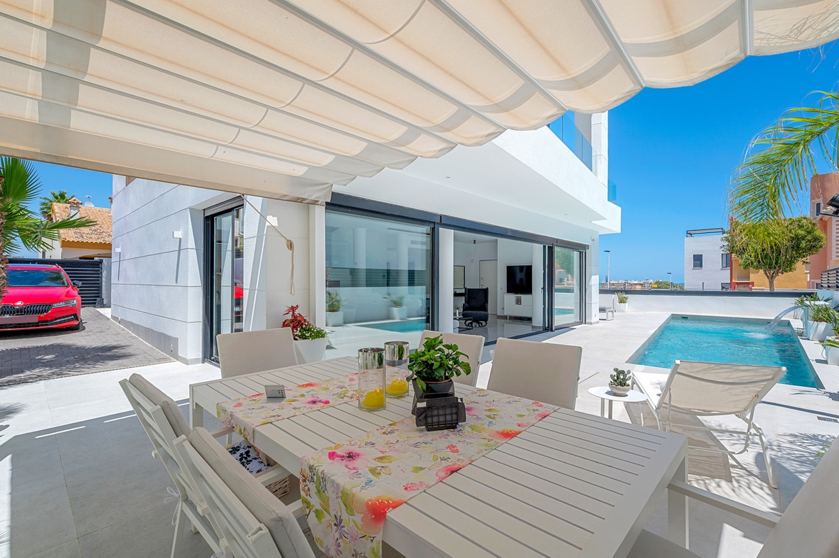 Se vende Villa - Chalet de 4 dormitorios en Costa Blanca, Alicante, España