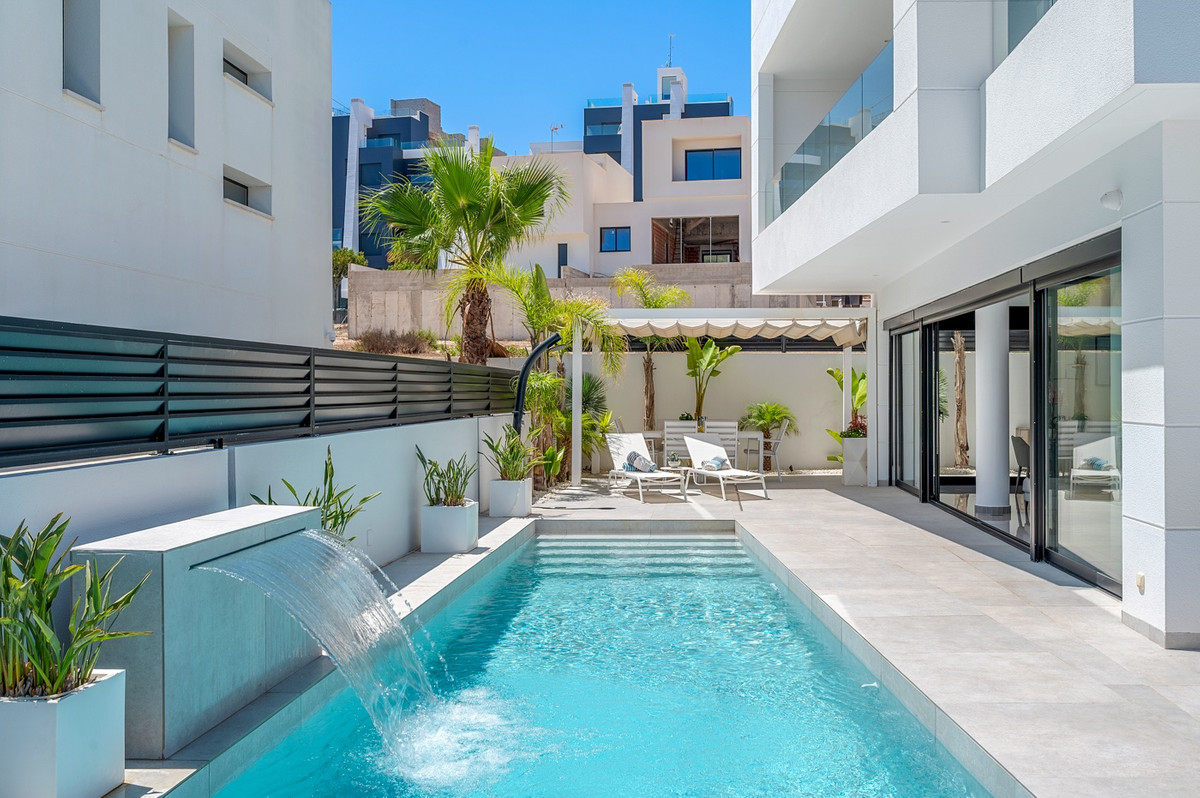 Se vende Villa - Chalet de 4 dormitorios en Costa Blanca, Alicante, España