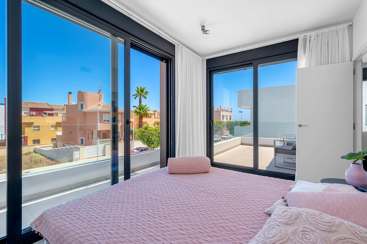 Se vende Villa - Chalet de 4 dormitorios en Costa Blanca, Alicante, España