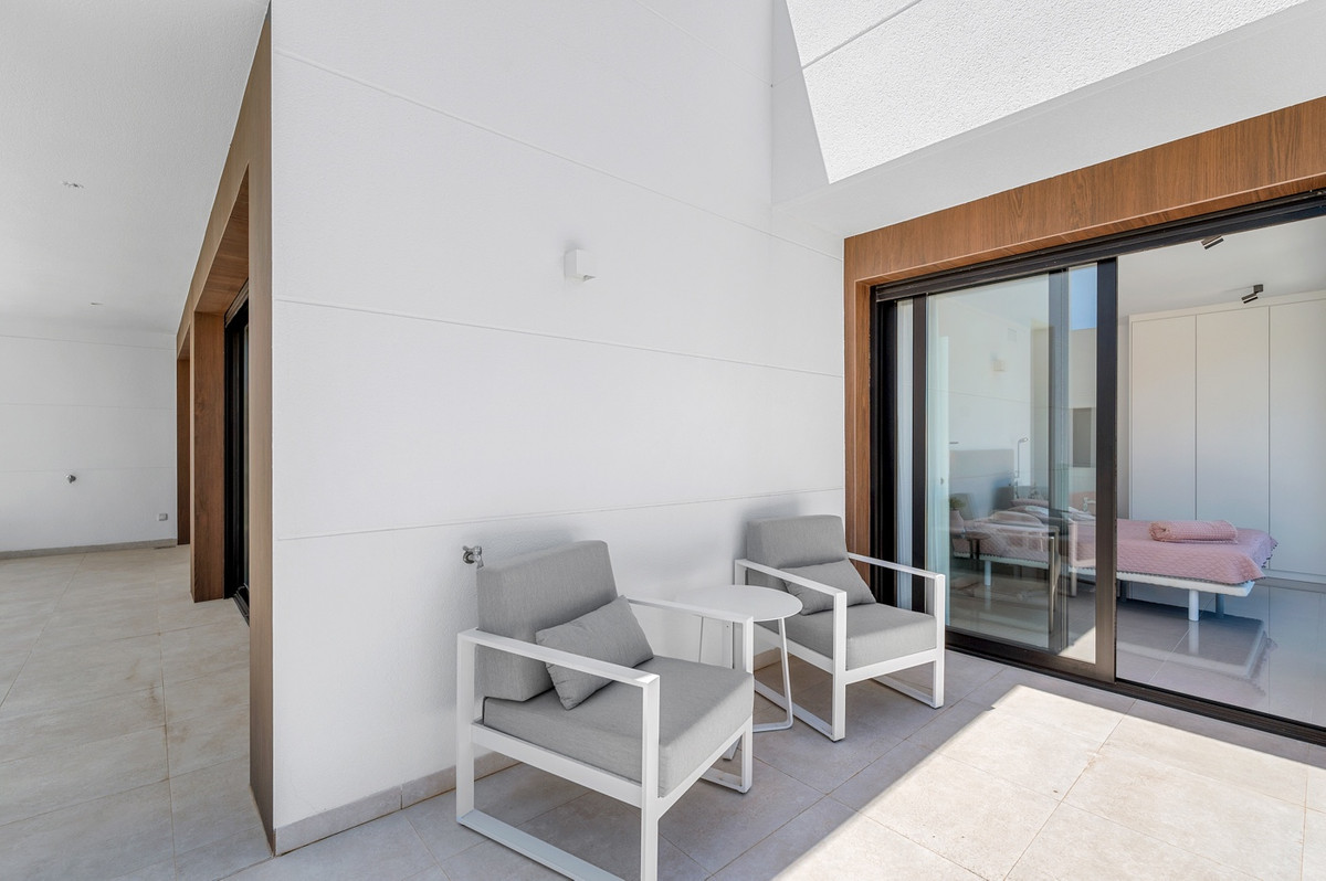 Se vende Villa - Chalet de 4 dormitorios en Costa Blanca, Alicante, España