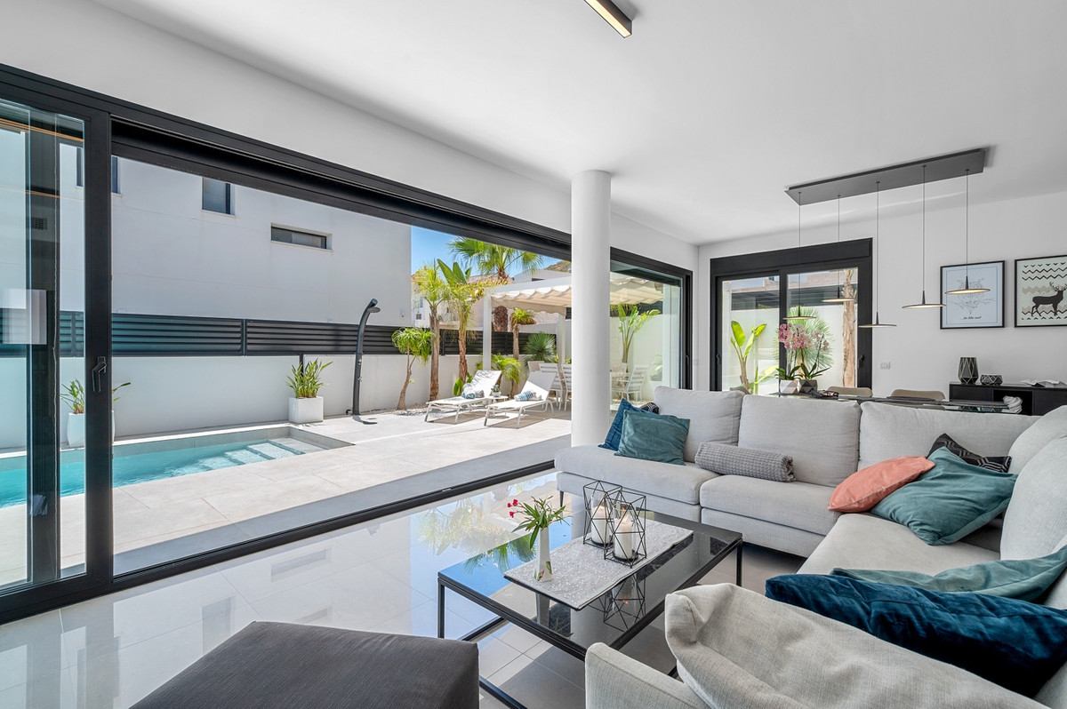 Se vende Villa - Chalet de 4 dormitorios en Costa Blanca, Alicante, España