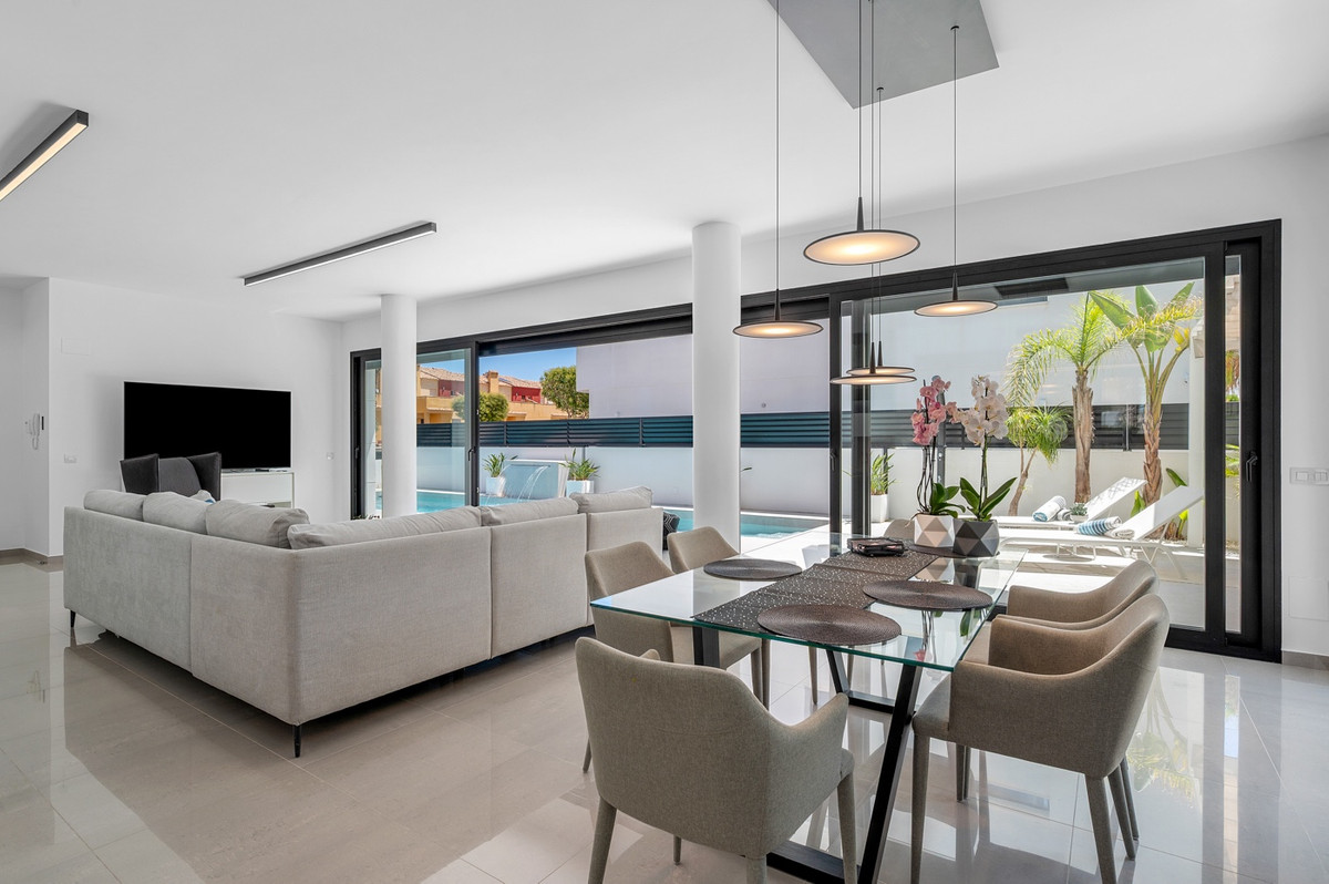 Se vende Villa - Chalet de 4 dormitorios en Costa Blanca, Alicante, España