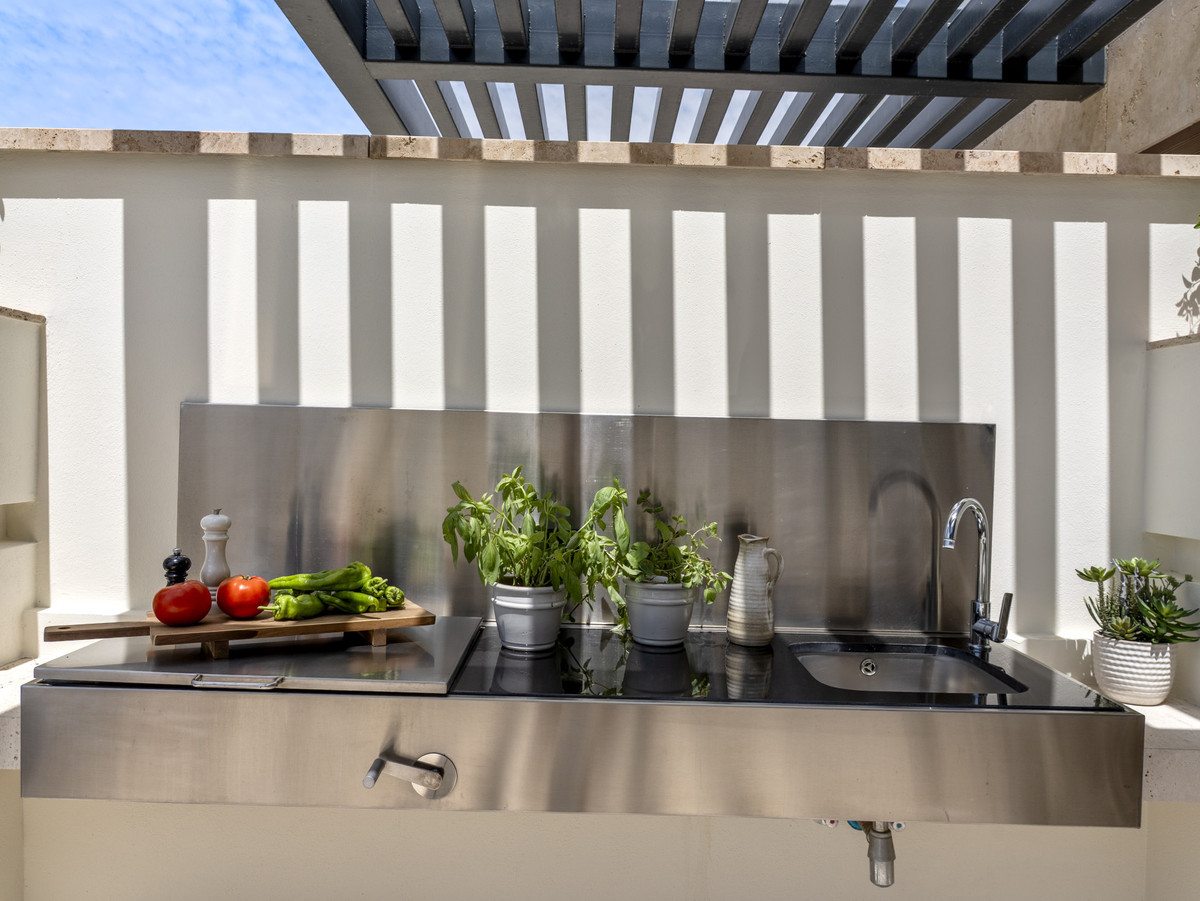 2 Bed Apartment for sale in Estepona Costa Del Sol, Málaga, Spain