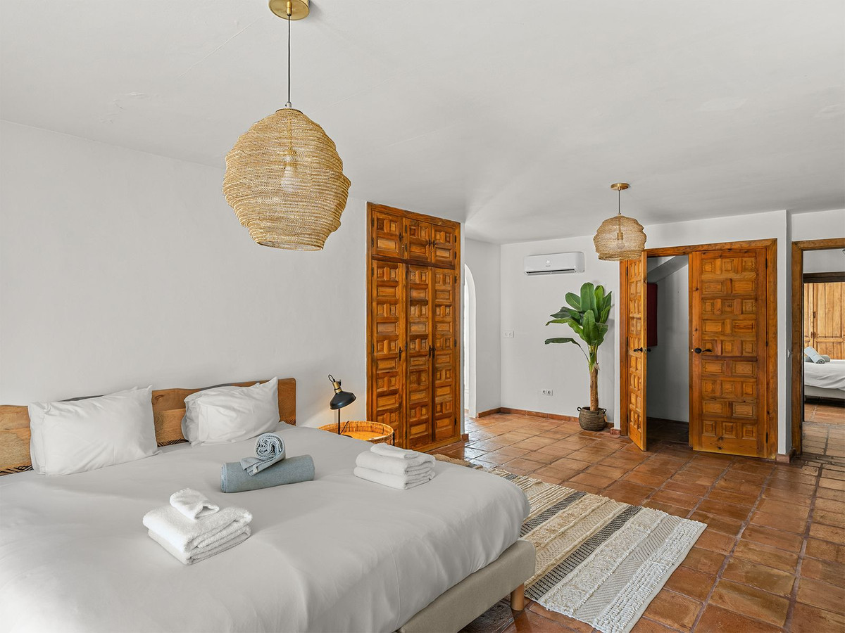 8 Bed Townhouse for sale in El Rosario Costa Del Sol, Málaga, Spain