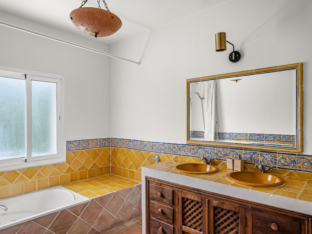 8 Bed Townhouse for sale in El Rosario Costa Del Sol, Málaga, Spain