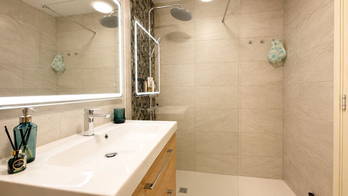 Se vende Apartamento Planta Media de 2 dormitorios en Costa Del Sol, Málaga, España