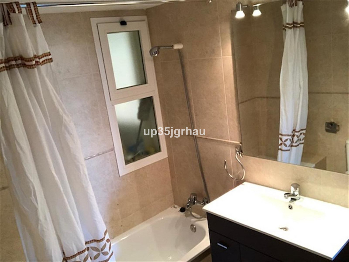 Se vende Apartamento Planta Media de 2 dormitorios en Costa Del Sol, Málaga, España
