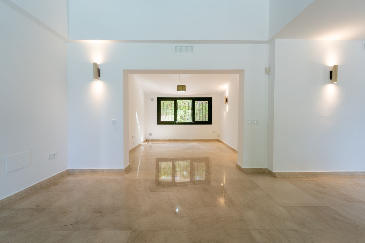 5 Bed Townhouse for sale in El Rosario Costa Del Sol, Málaga, Spain