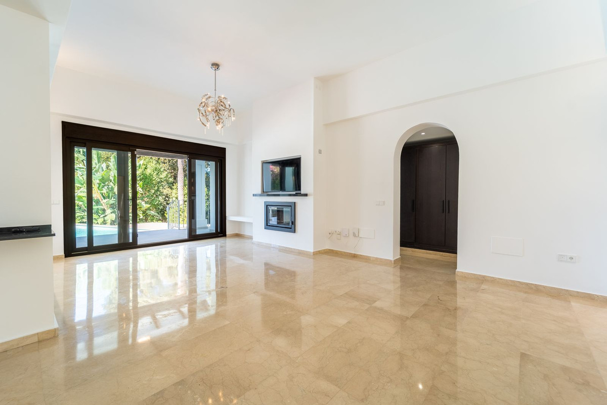 5 Bed Townhouse for sale in El Rosario Costa Del Sol, Málaga, Spain