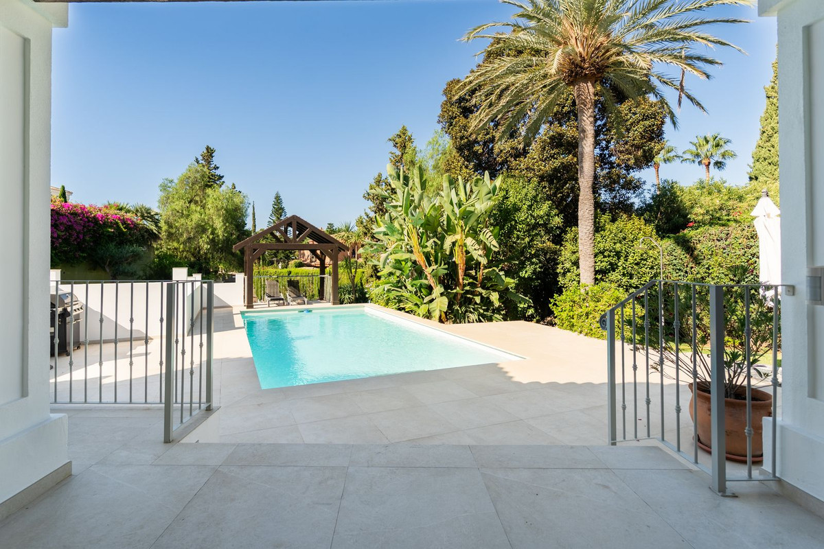 5 Bed Townhouse for sale in El Rosario Costa Del Sol, Málaga, Spain
