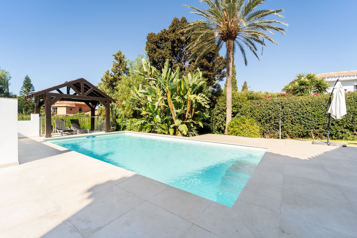 5 Bed Townhouse for sale in El Rosario Costa Del Sol, Málaga, Spain