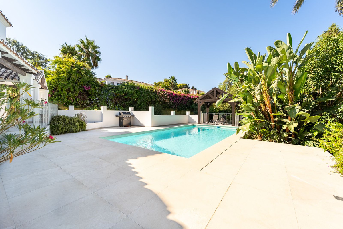 5 Bed Townhouse for sale in El Rosario Costa Del Sol, Málaga, Spain