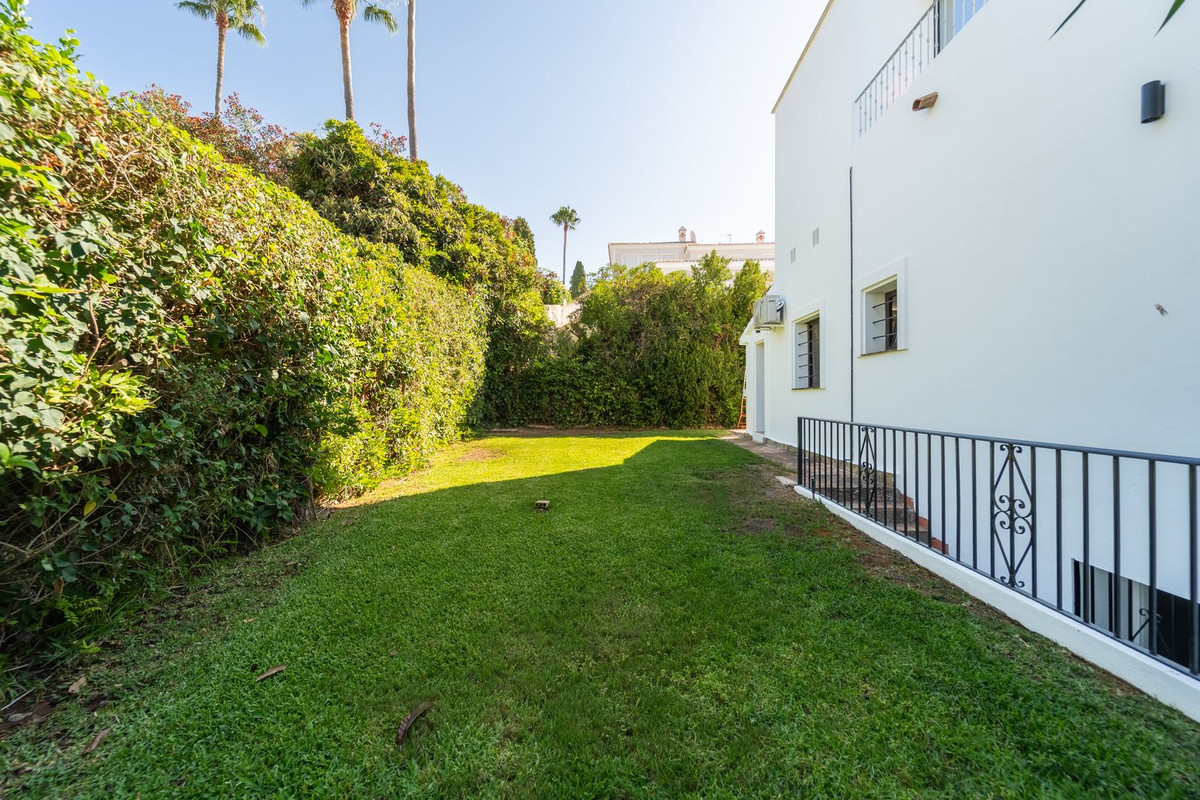 5 Bed Townhouse for sale in El Rosario Costa Del Sol, Málaga, Spain