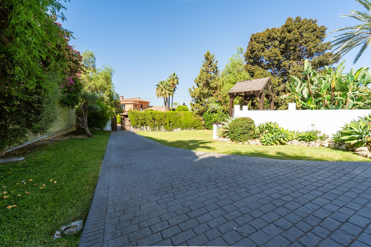 5 Bed Townhouse for sale in El Rosario Costa Del Sol, Málaga, Spain