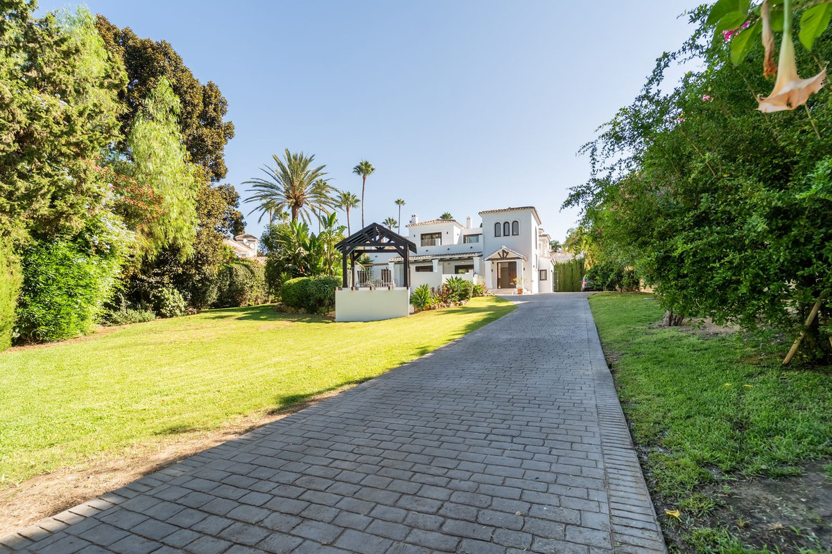 5 Bed Townhouse for sale in El Rosario Costa Del Sol, Málaga, Spain