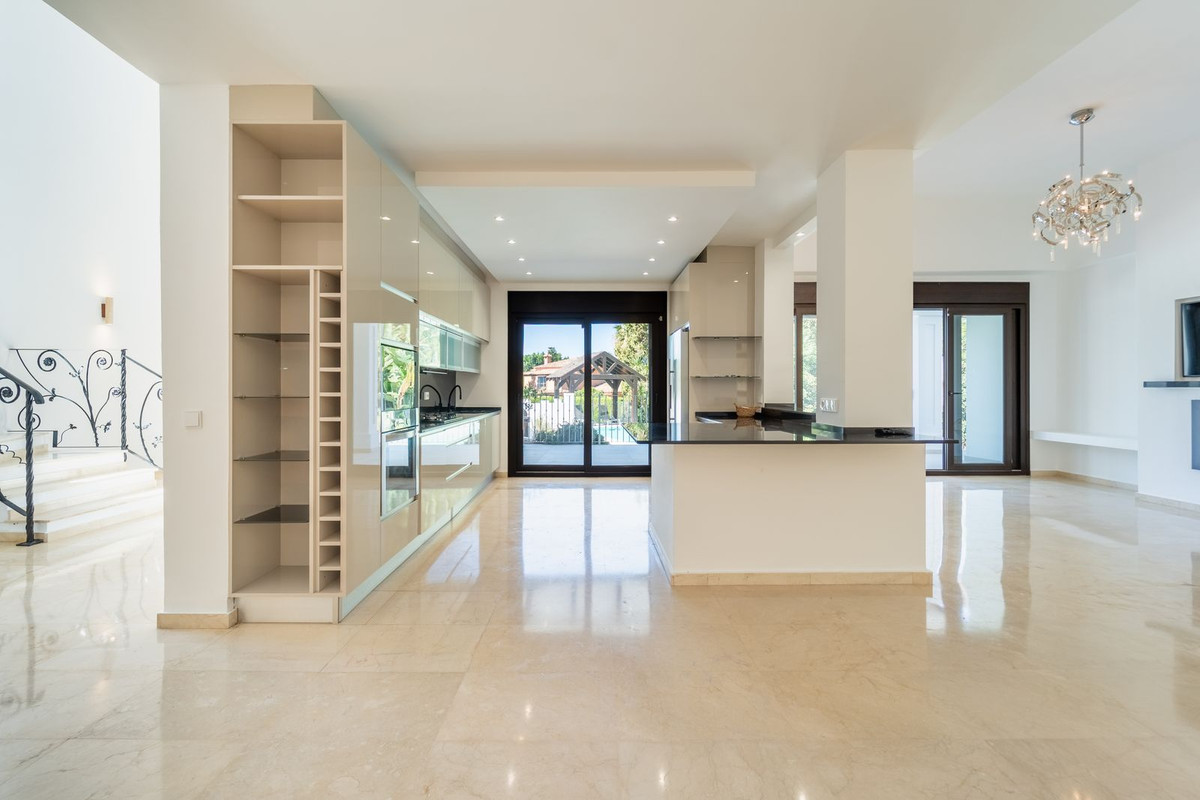 5 Bed Townhouse for sale in El Rosario Costa Del Sol, Málaga, Spain