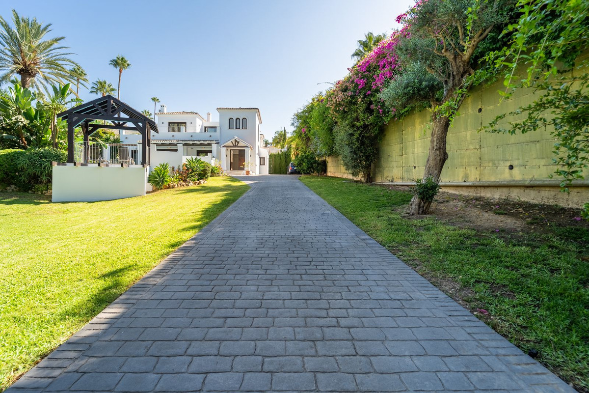 5 Bed Townhouse for sale in El Rosario Costa Del Sol, Málaga, Spain