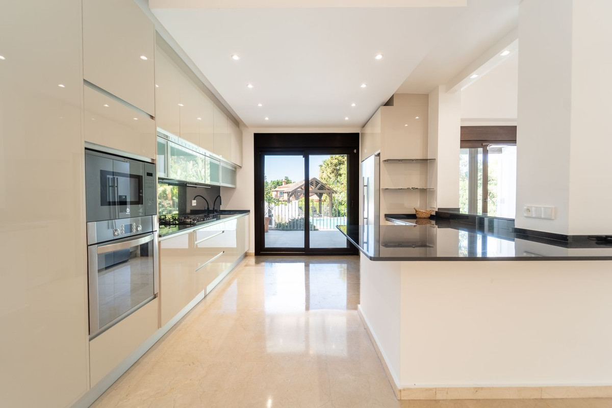5 Bed Townhouse for sale in El Rosario Costa Del Sol, Málaga, Spain
