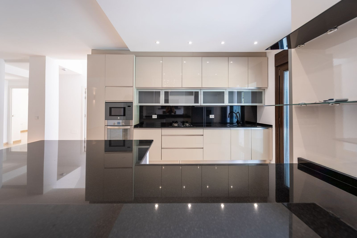 5 Bed Townhouse for sale in El Rosario Costa Del Sol, Málaga, Spain