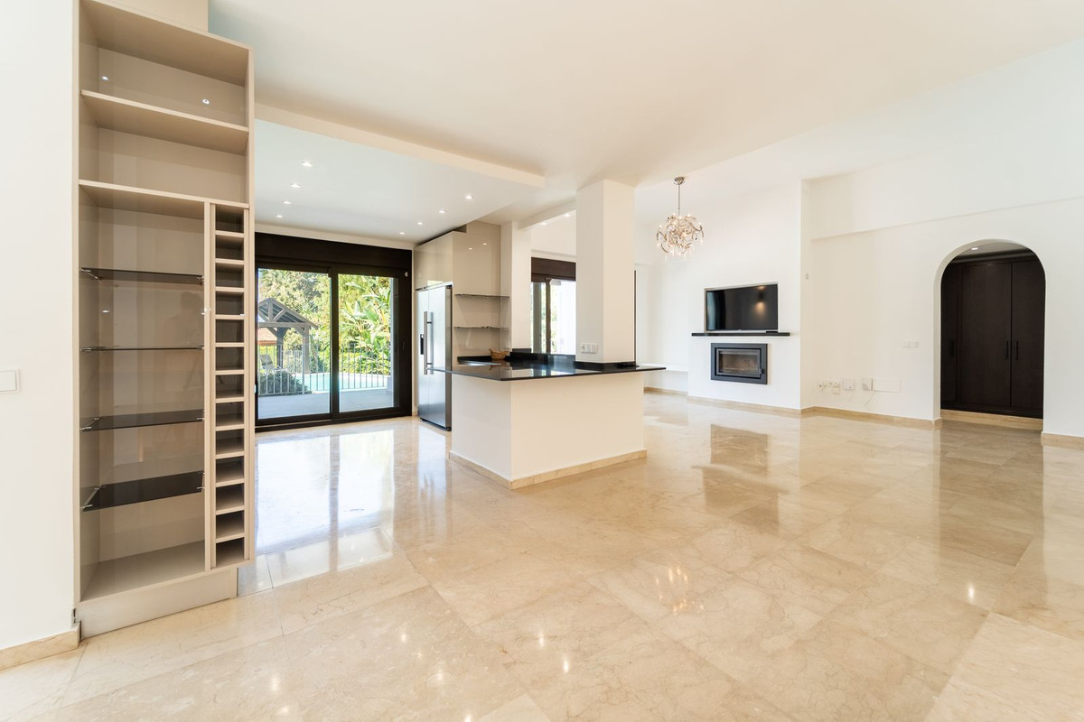 5 Bed Townhouse for sale in El Rosario Costa Del Sol, Málaga, Spain