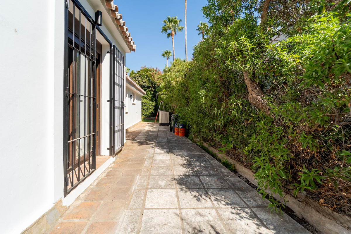 5 Bed Townhouse for sale in El Rosario Costa Del Sol, Málaga, Spain