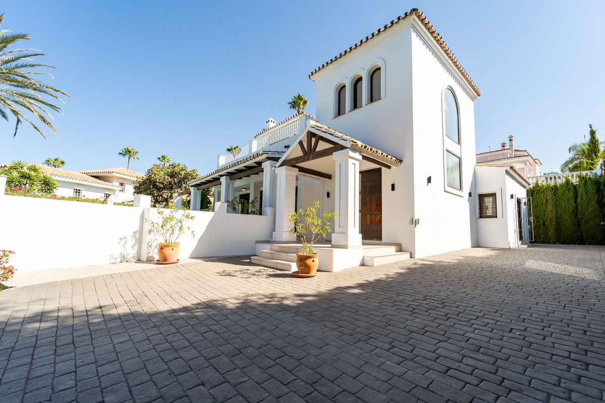 5 Bed Townhouse for sale in El Rosario Costa Del Sol, Málaga, Spain