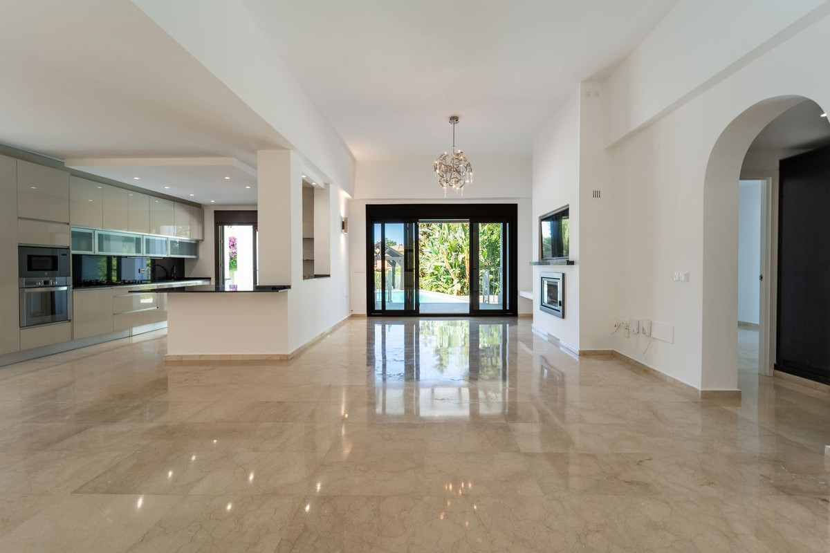 5 Bed Townhouse for sale in El Rosario Costa Del Sol, Málaga, Spain