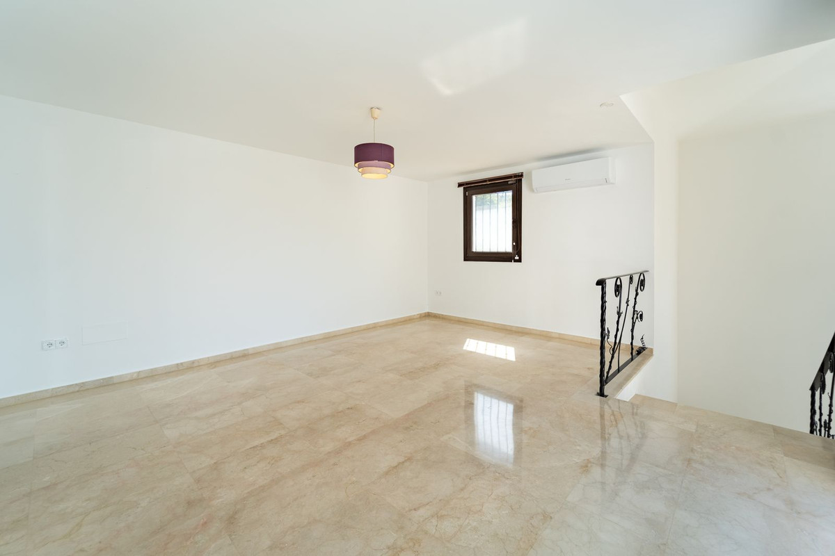 5 Bed Townhouse for sale in El Rosario Costa Del Sol, Málaga, Spain