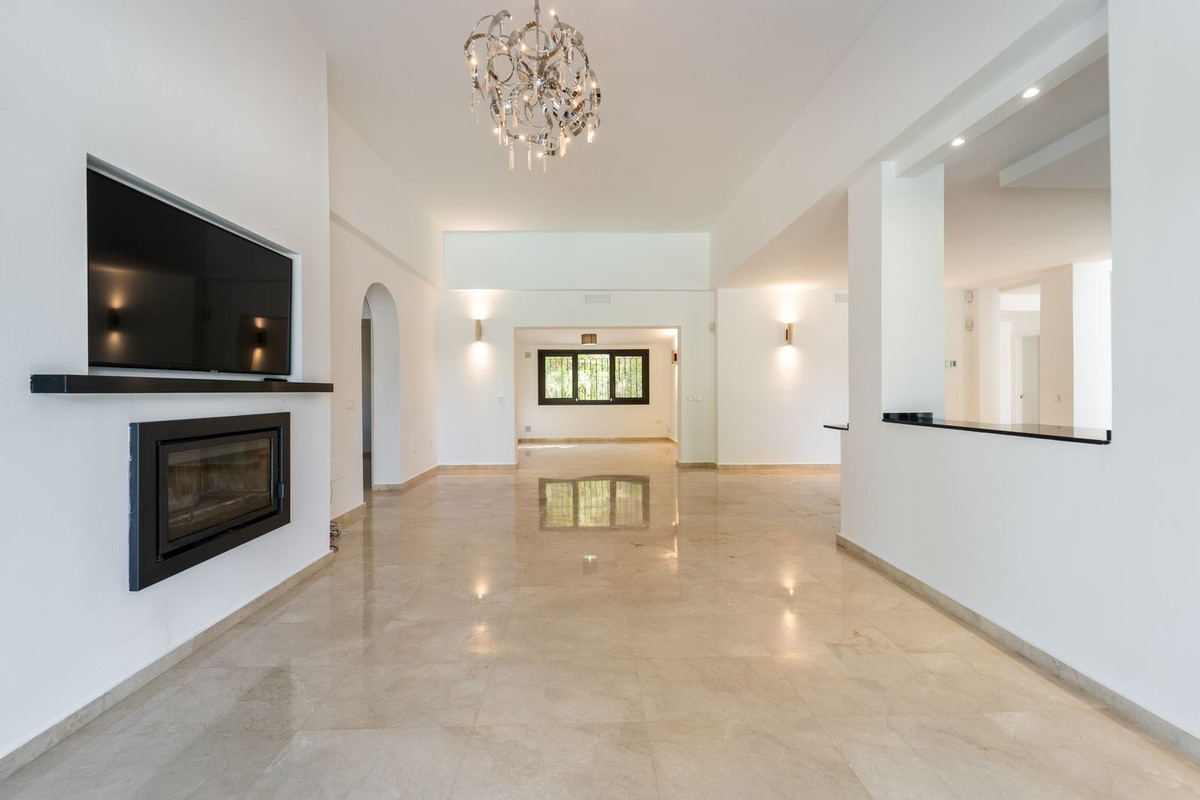 5 Bed Townhouse for sale in El Rosario Costa Del Sol, Málaga, Spain