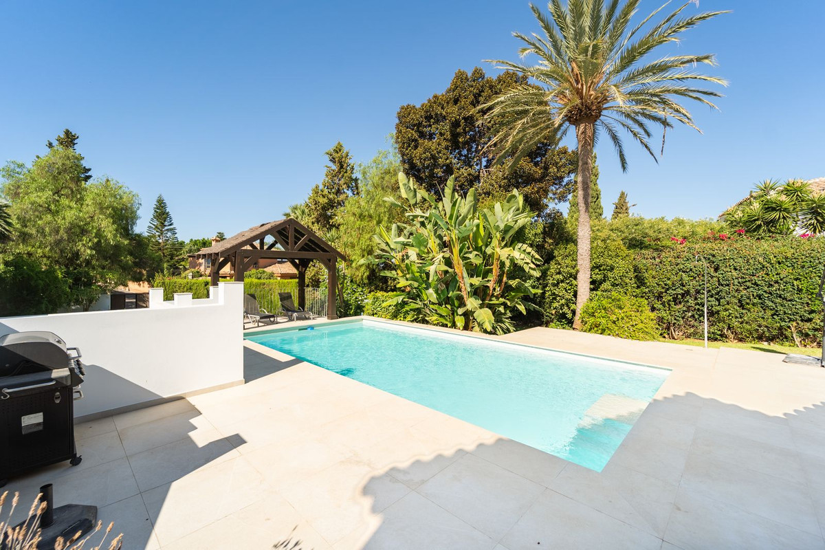 5 Bed Townhouse for sale in El Rosario Costa Del Sol, Málaga, Spain